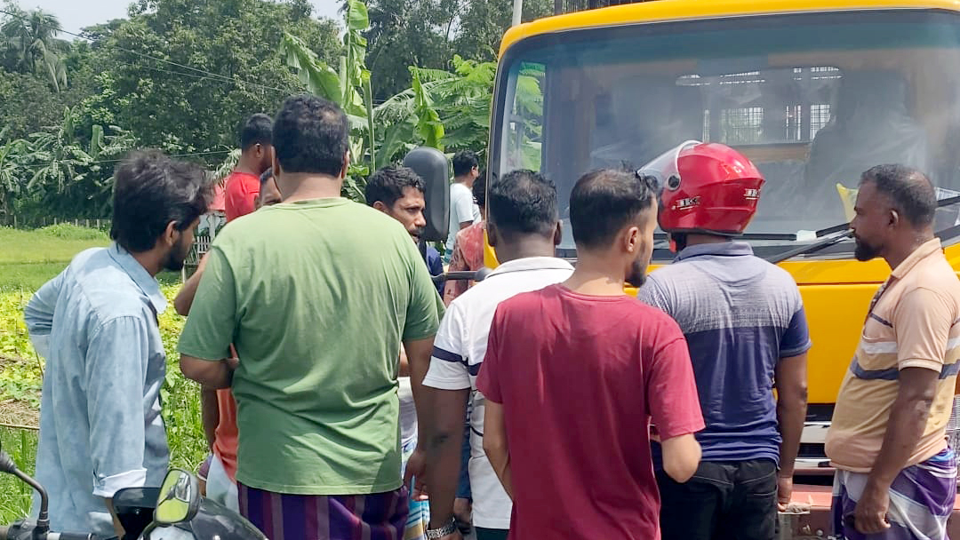 পরীক্ষা শেষে মোটরসাইকেলে বাড়ি ফিরছিল দুই বন্ধু, সড়কে ঝরল প্রাণ