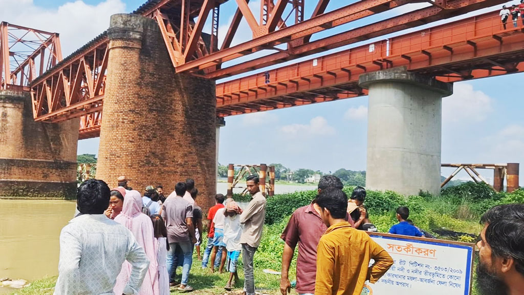 ঘোড়াশাল রেলসেতুতে ট্রেনে কাটা পড়ে নারী নিহত