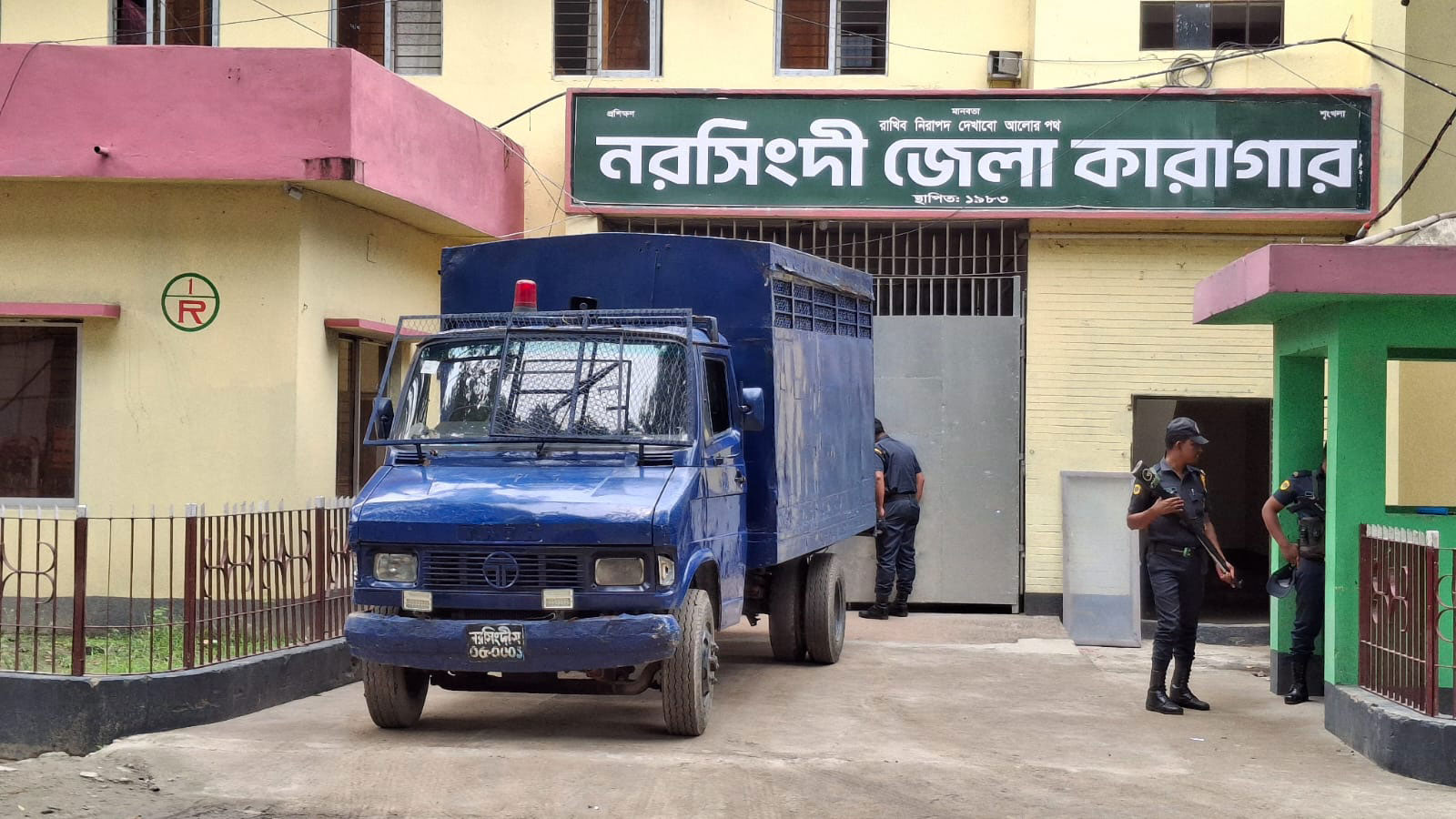 নরসিংদী কারাগারে হামলার ১ বছর: এখনো পলাতক ১২২ আসামি, উদ্ধার হয়নি ৩৪ অস্ত্র