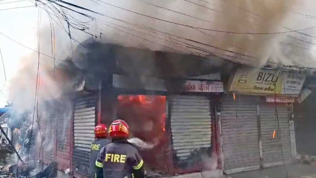 মাধবদীতে সোনার বাংলা সমবায় মার্কেটে আগুনে পুড়ল ৭ দোকান