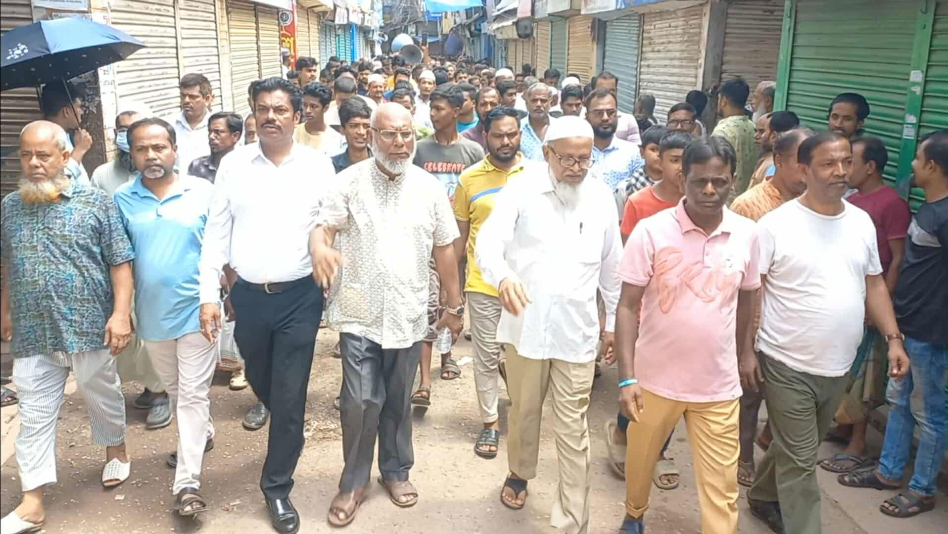 নরসিংদী বাজারে চাঁদাবাজি বন্ধের দাবিতে দোকান বন্ধ রেখে ব্যবসায়ীদের বিক্ষোভ