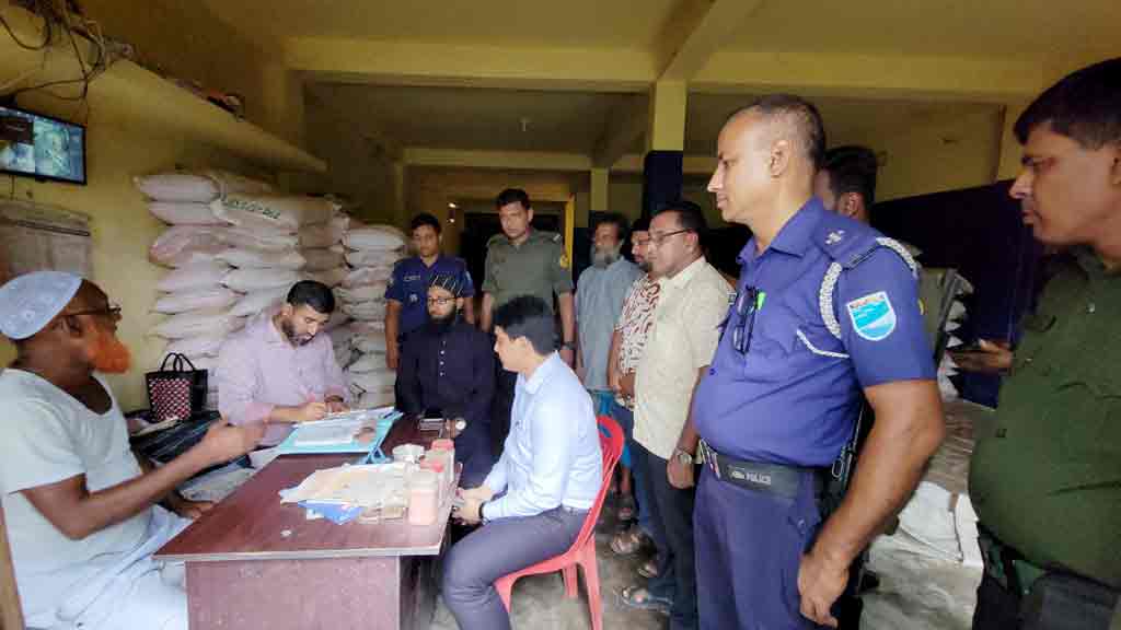 রায়পুরায় সারের ডিলার ও দুই দোকানিকে জরিমানা, সার জব্দ