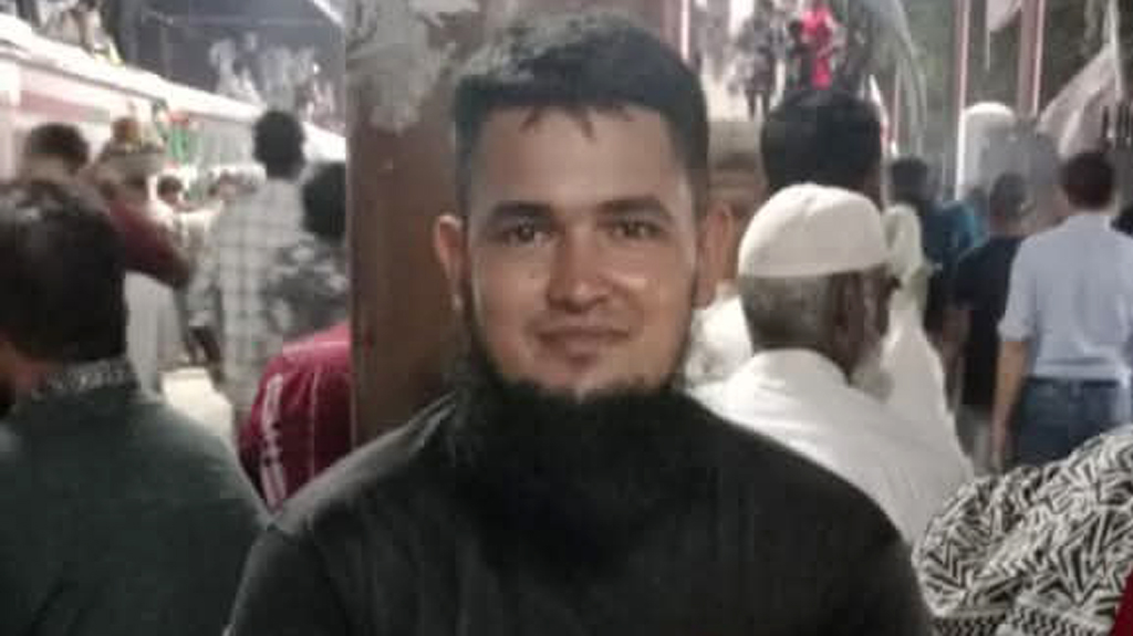 নরসিংদীতে ট্রেনের ছাদ থেকে নামতে গিয়ে দুই বগির মাঝে পড়ে যুবকের মৃত্যু