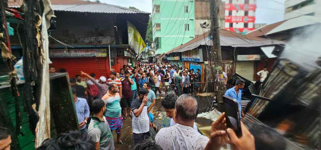 মাধবদী বাজারে আগুনে পুড়ল ৪০ দোকান