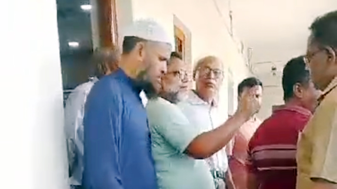 নরসিংদীতে কলেজে ঢুকে অধ্যক্ষের ওপর হামলা