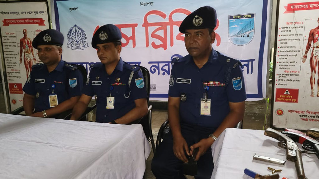নরসিংদীতে ৫টি একনলা বন্দুক, ককটেল ও গুলি উদ্ধার