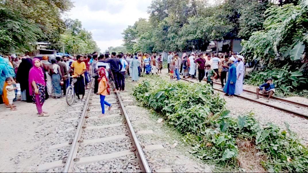 অরক্ষিত লেভেল ক্রসিং, ট্রেনে কাটা পড়ে দম্পতি নিহত