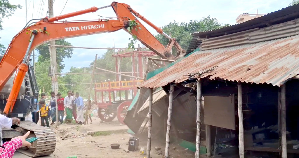 নরসিংদীতে রেলওয়ের জমি থেকে শতাধিক অবৈধ স্থাপনা উচ্ছেদ