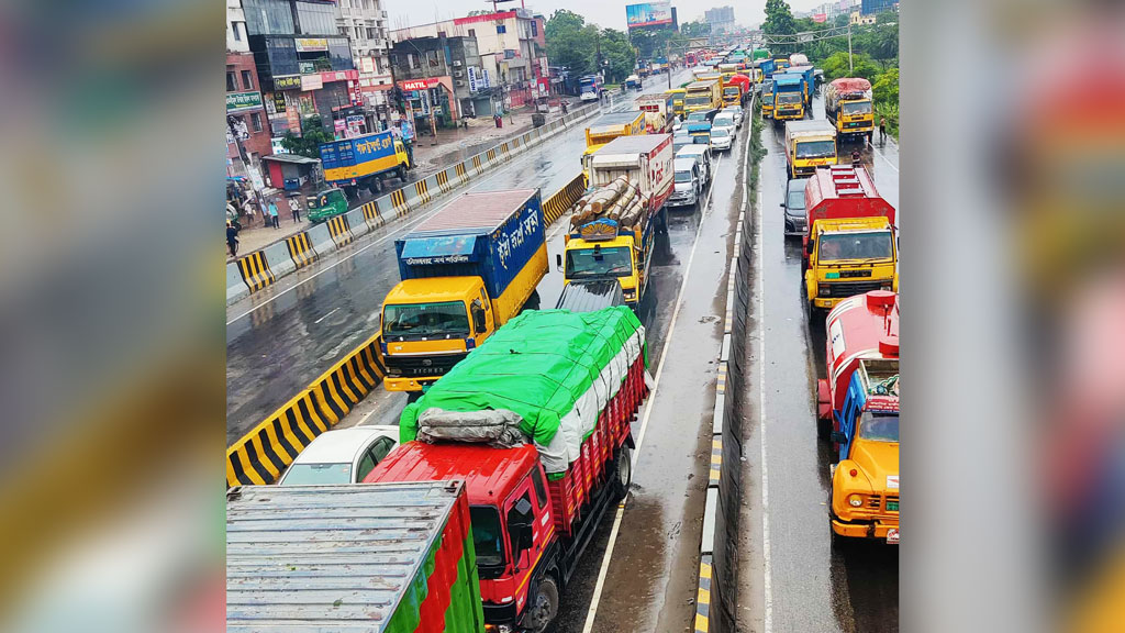 গাড়ি বিকল হয়ে ঢাকা-চট্টগ্রাম মহাসড়কে ১৫ কিমি যানজট