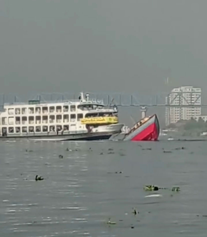 বুড়িগঙ্গা নদীতে যাত্রীবাহী লঞ্চের ধাক্কায় ডুবে গেছে বাল্কহেড