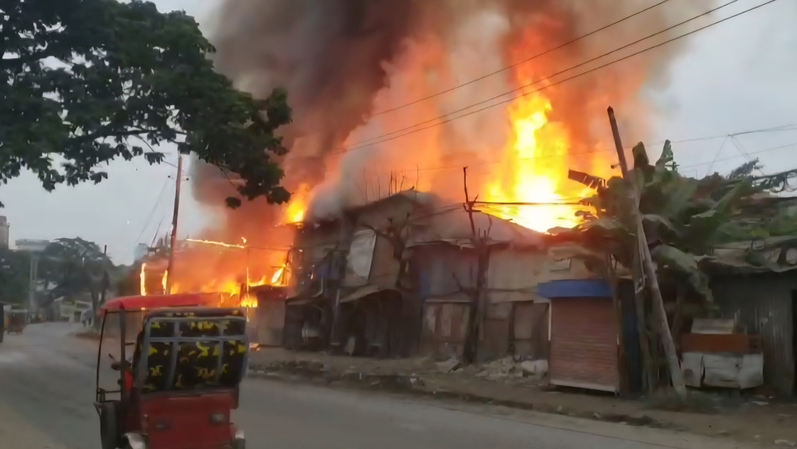 ফতুল্লায় ইজিবাইক গ্যারেজ ও ঝুটের গুদামে আগুন