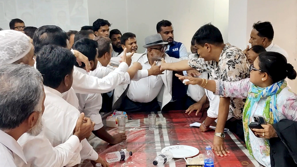 নারায়ণগঞ্জে আদালতপাড়ায় বিএনপিপন্থী আইনজীবীদের দুই পক্ষের হাতাহাতি