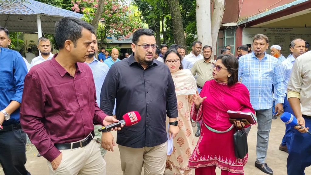 আকস্মিক পরিদর্শনে ভূমি প্রতিমন্ত্রী, নারায়ণগঞ্জের দুই এসিল্যান্ডসহ ১৮ জনকে শোকজ