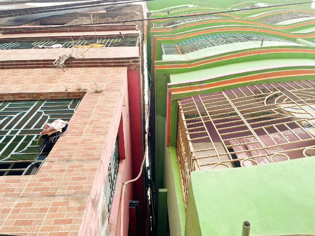 হেলে পড়া পাঁচতলা ভবনে ঝুঁকি নিয়ে বসবাস