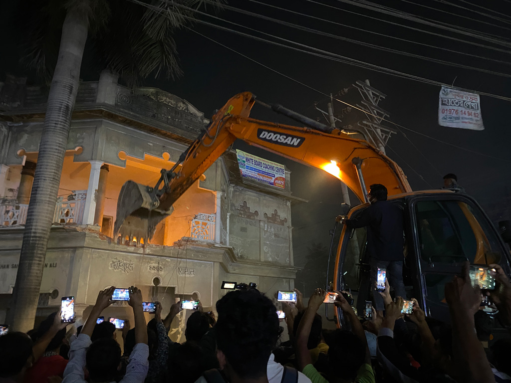 নারায়ণগঞ্জে শামীম ওসমানের বাড়িতে হামলা-ভাঙচুর