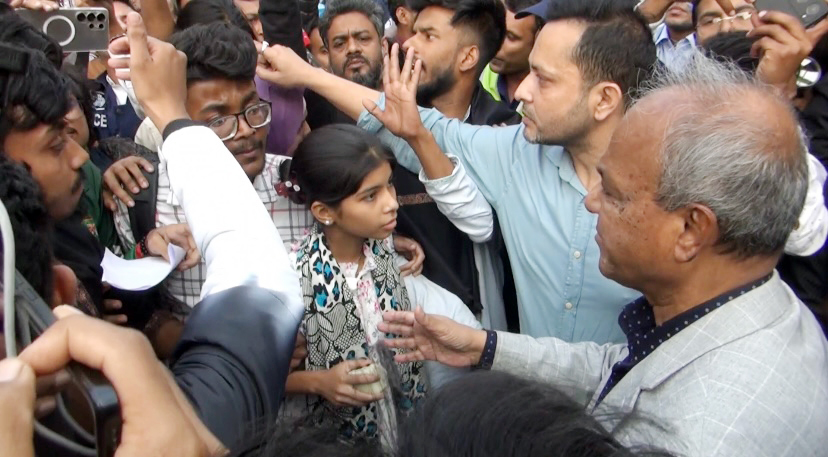 নারায়ণগঞ্জে স্বরাষ্ট্র উপদেষ্টার গাড়ি আটকে ছাত্রসংগঠনের বিক্ষোভ