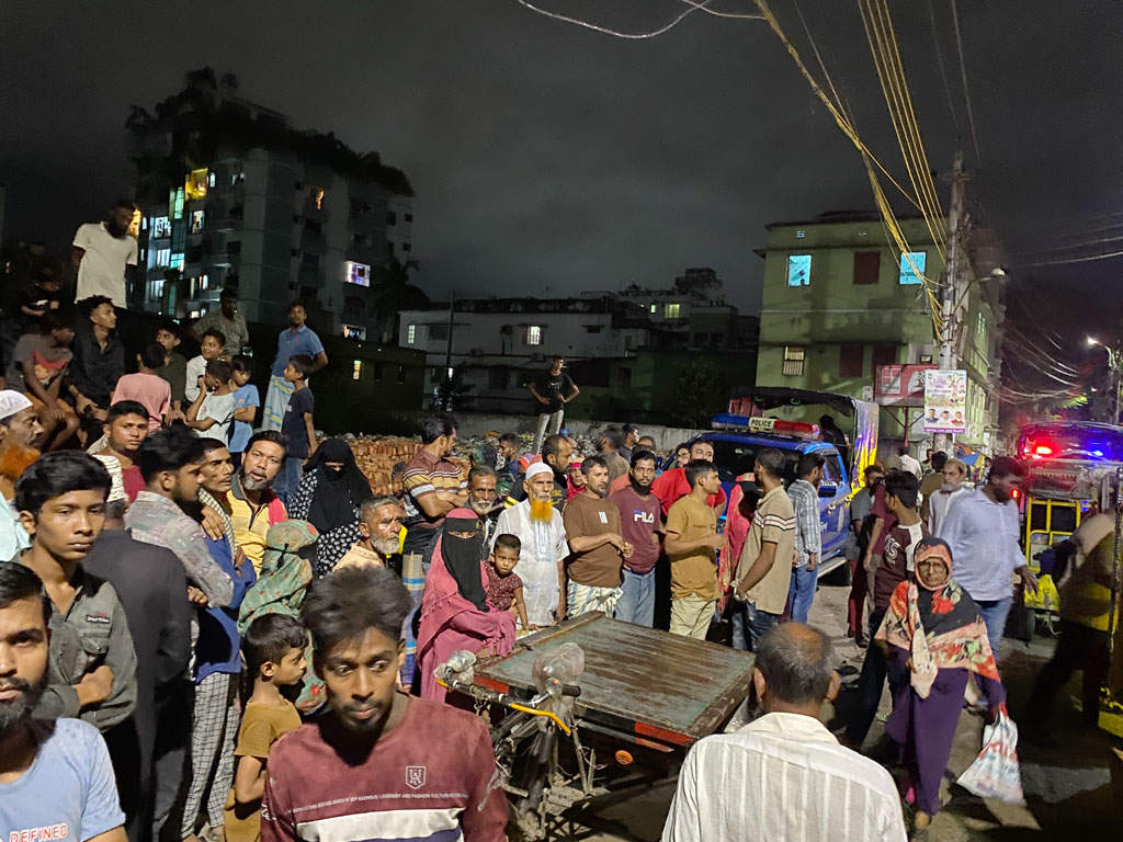 নারায়ণগঞ্জে ফ্ল্যাটের দরজা ভেঙে শিশুসহ দম্পতির লাশ উদ্ধার