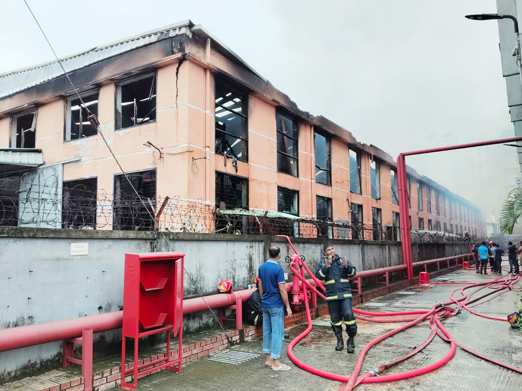তিন ঘণ্টার চেষ্টায় আদমজী ইপিজেডের পোশাক কারখানার আগুন নিয়ন্ত্রণে