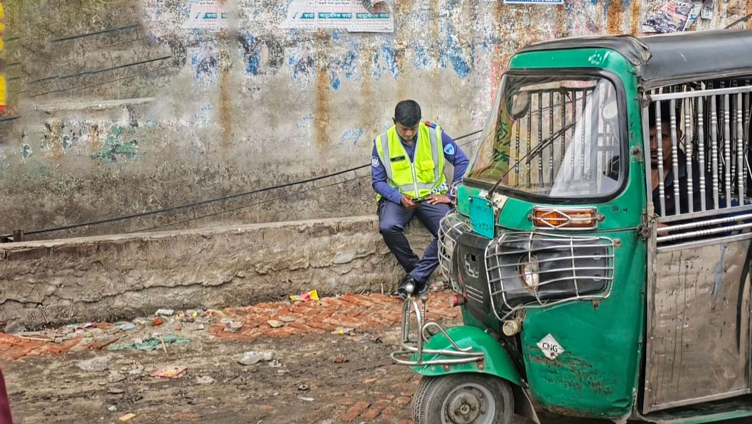 ঢাকা-চট্টগ্রাম মহাসড়কে অবাধে চলছে তিন চাকার যান, মোবাইলে ব্যস্ত পুলিশ