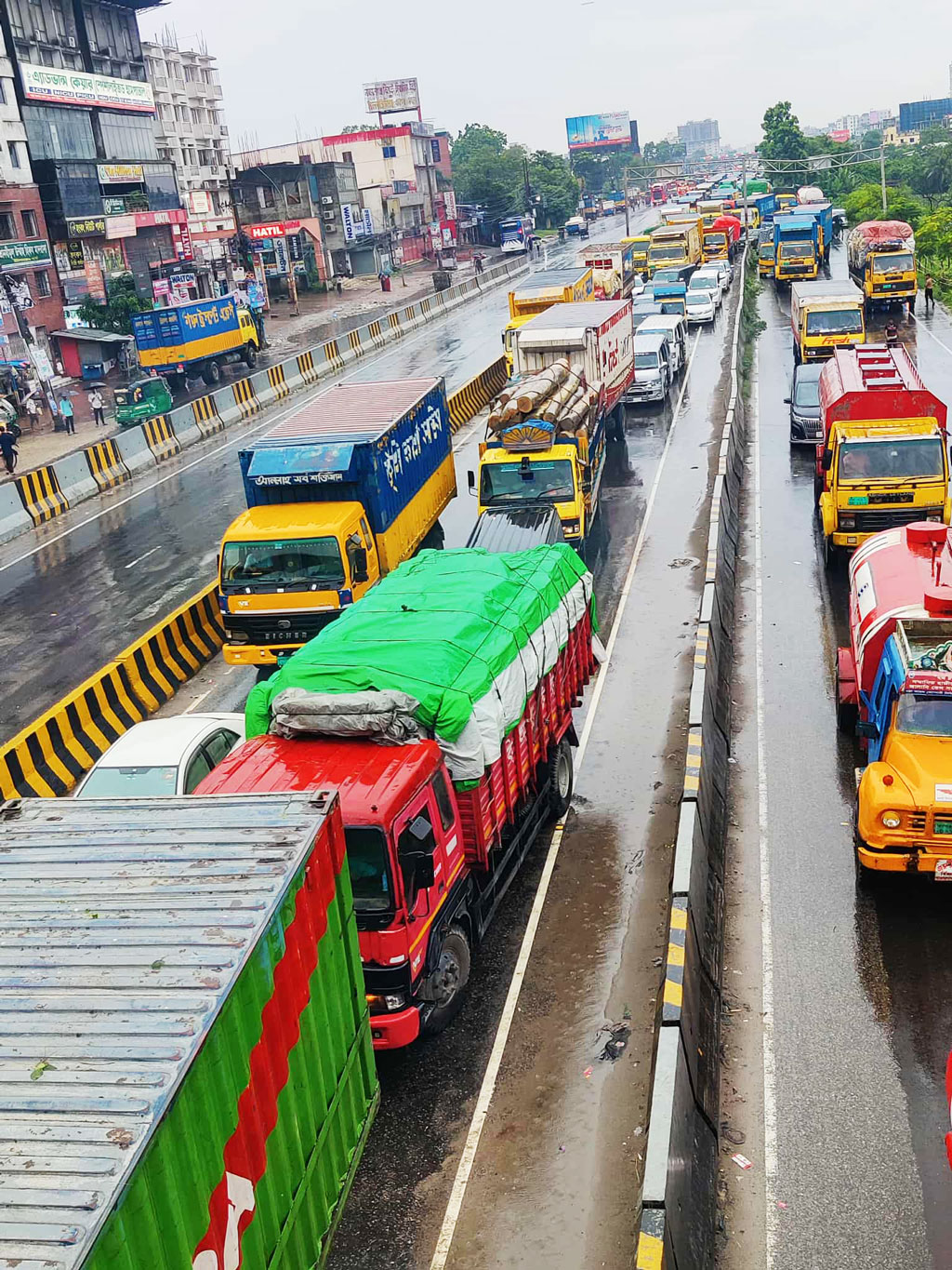ঢাকা-চট্টগ্রাম মহাসড়কে মাদানীনগর এলাকা থেকে বেলা ১১টায় তোলা। ছবি: আজকের পত্রিকা