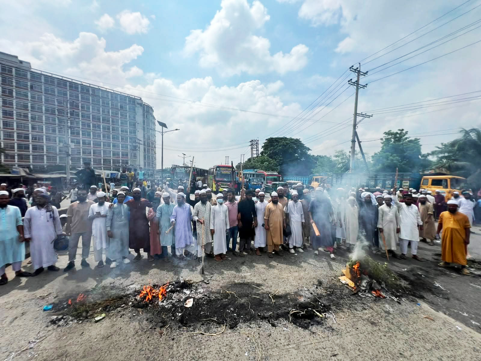 ইসলামী যুব আন্দোলন নেতা খুন: বিচার দাবিতে ঢাকা-চট্টগ্রাম মহাসড়ক অবরোধ