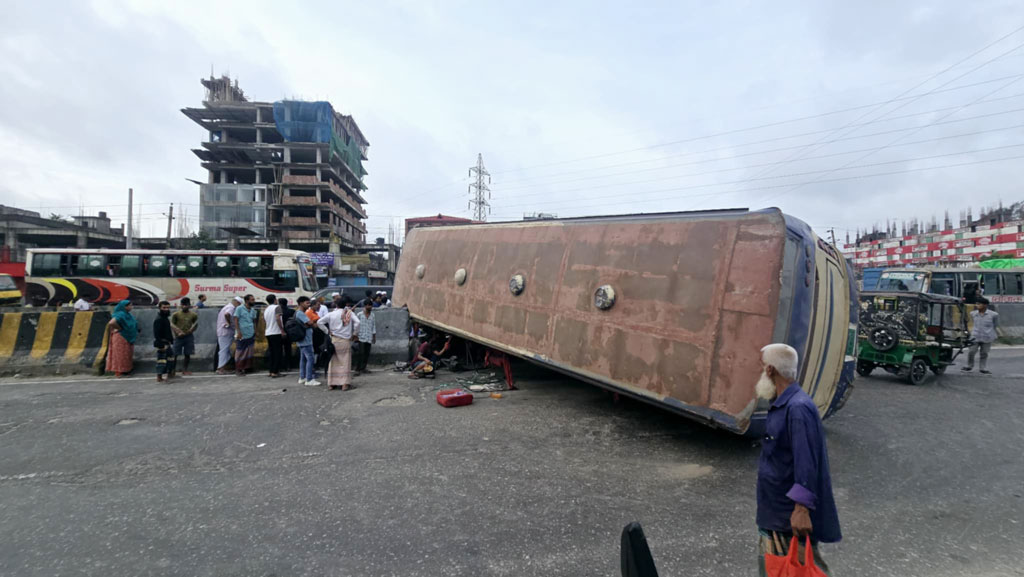 ঢাকা-চট্টগ্রাম মহাসড়কে উল্টে গেল যাত্রীবাহী বাস
