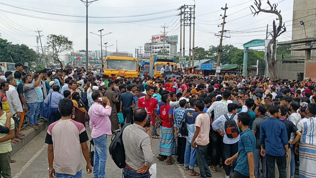 ছুটি পায়নি অসুস্থ শ্রমিক, মৃত্যুর পর ক্ষুব্ধ সহকর্মীদের ঢাকা-চট্টগ্রাম মহাসড়ক অবরোধ