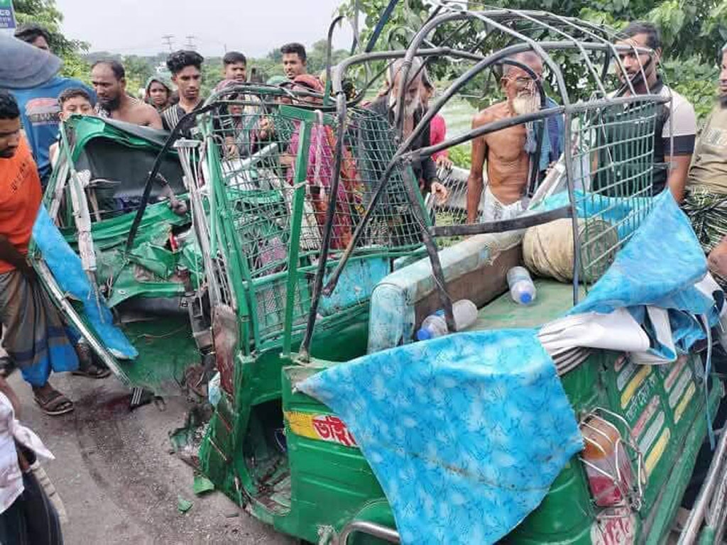 আড়াইহাজারে সড়ক দুর্ঘটনায় নিহত বেড়ে ৪