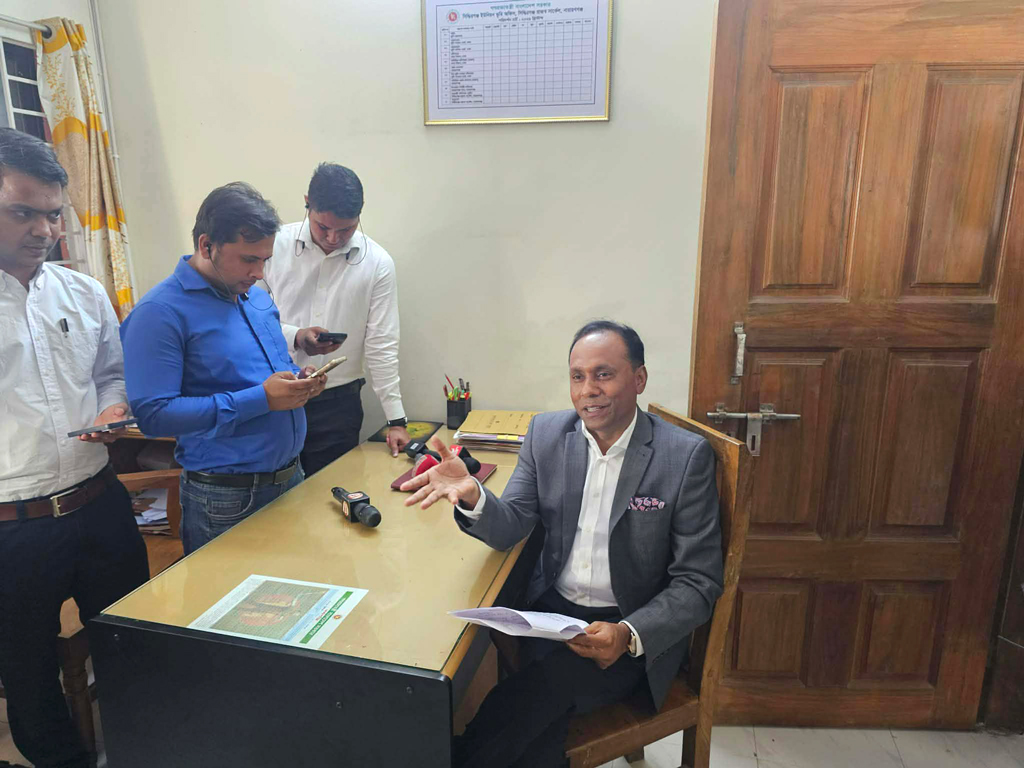 ভূমি প্রতিমন্ত্রীর আকস্মিক পরিদর্শন, তালাবদ্ধ সিদ্ধিরগঞ্জ ভূমি অফিস, কর্মকর্তারা অনুপস্থিত