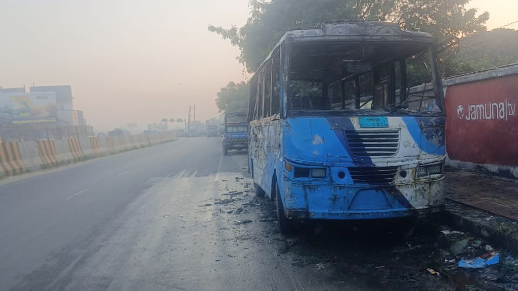 সিদ্ধিরগঞ্জে পার্কিং করে রাখা মিনিবাসে অগ্নিকাণ্ড
