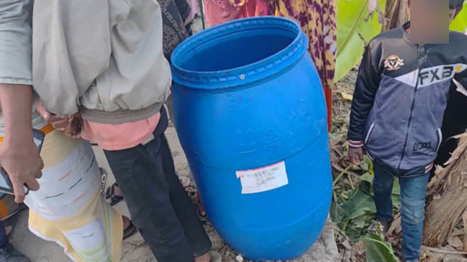 নারায়ণগঞ্জে ড্রামের ভেতর মিলল লাশ