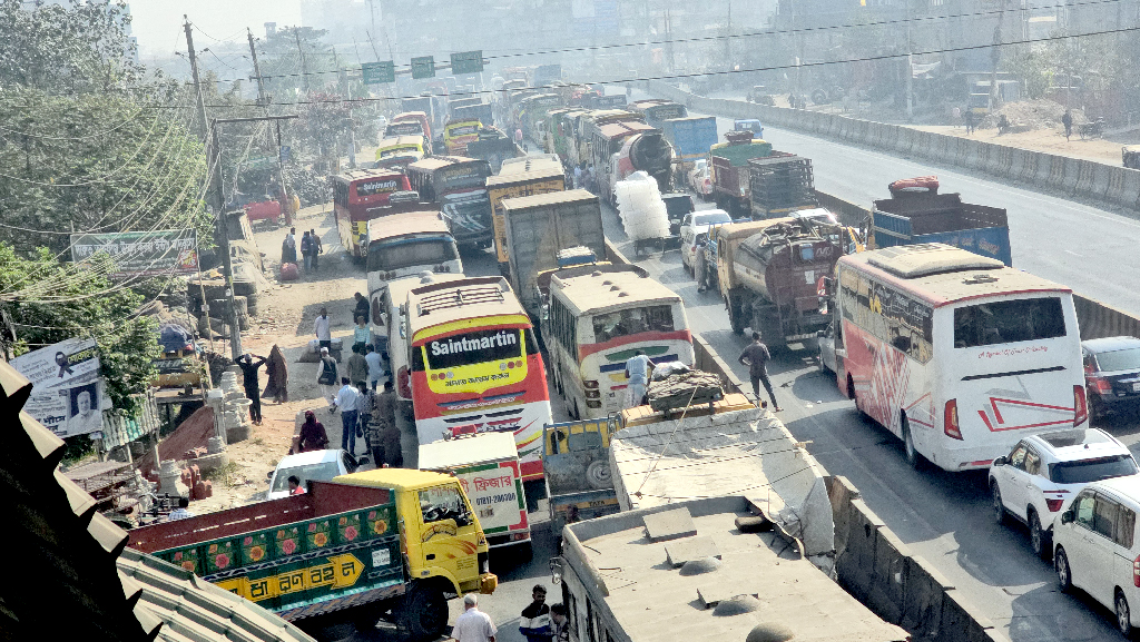 ঢাকা-চট্টগ্রাম মহাসড়কে ৭ কিলোমিটার যানজট