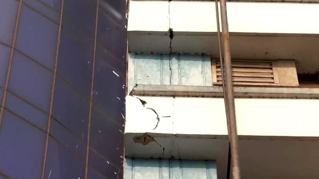 নারায়ণগঞ্জে কারখানায় ফাটল, আতঙ্কে হুড়োহুড়ি করে নামতে গিয়ে অর্ধশতাধিক শ্রমিক আহত