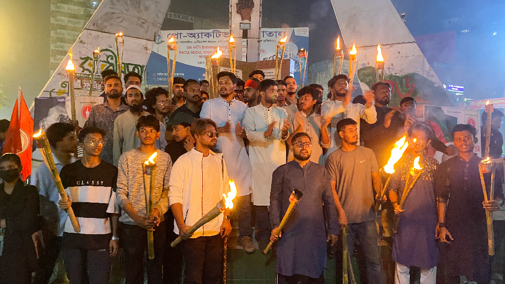 সারা দেশে নৈরাজ্যের প্রতিবাদে নারায়ণগঞ্জে এনসিপির মশাল মিছিল