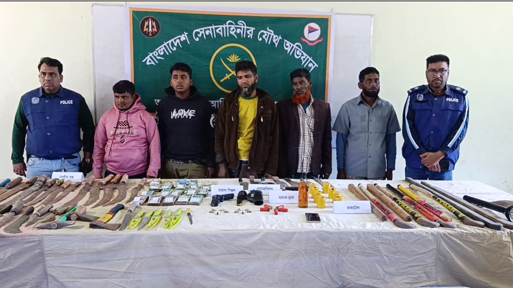 নারায়ণগঞ্জের আড়াইহাজারে যৌথ বাহিনীর অভিযান, বিপুল অস্ত্রসহ আটক ৫