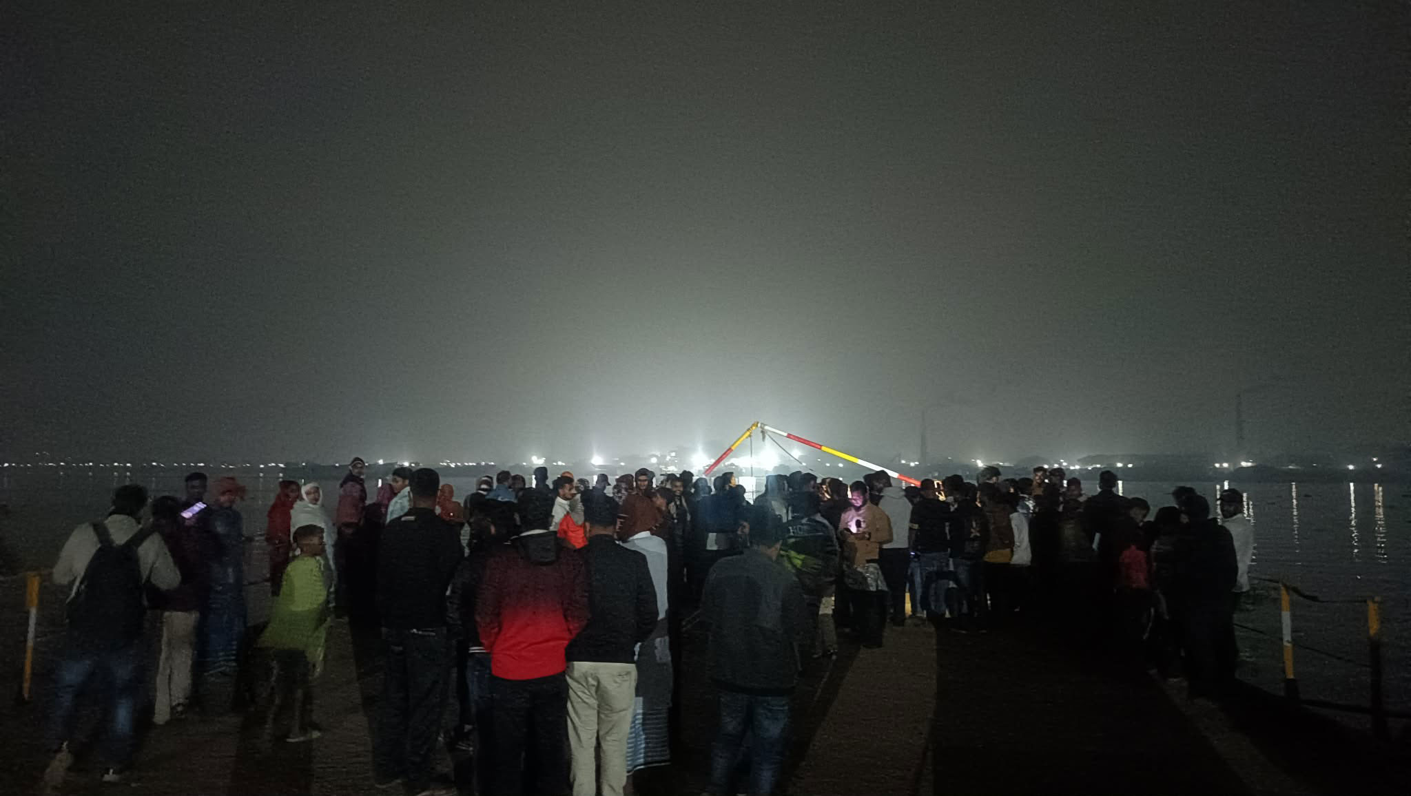 ধলেশ্বরী নদীতে ফেরি থেকে ট্রাকসহ ৫ যান নদীতে, নিহত ৩