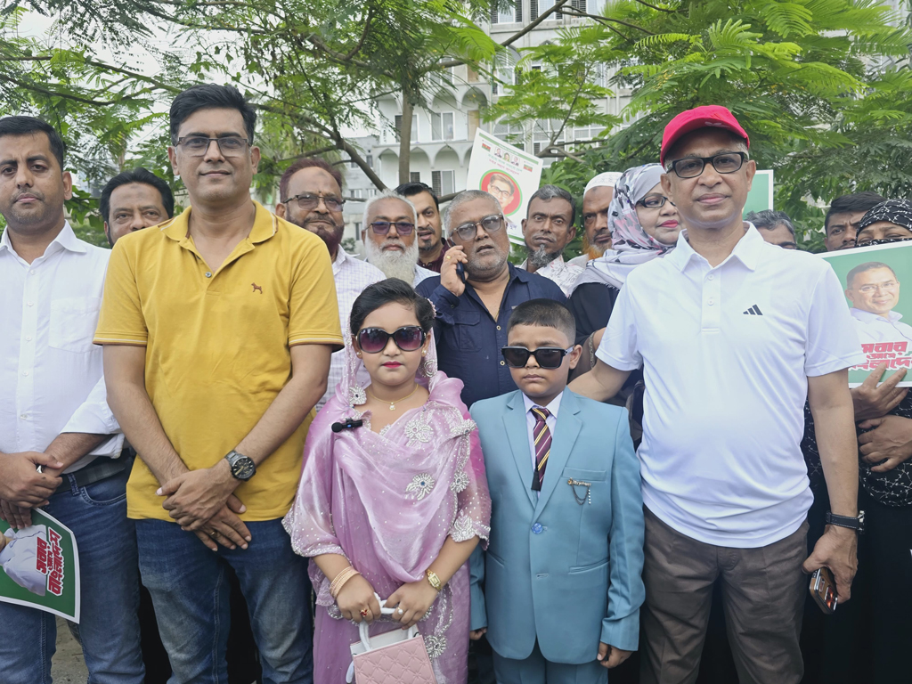 চাঁদপুরের পথে প্রধানমন্ত্রী, একঝলক দেখতে মহাসড়কে নেতা-কর্মীদের ভিড়