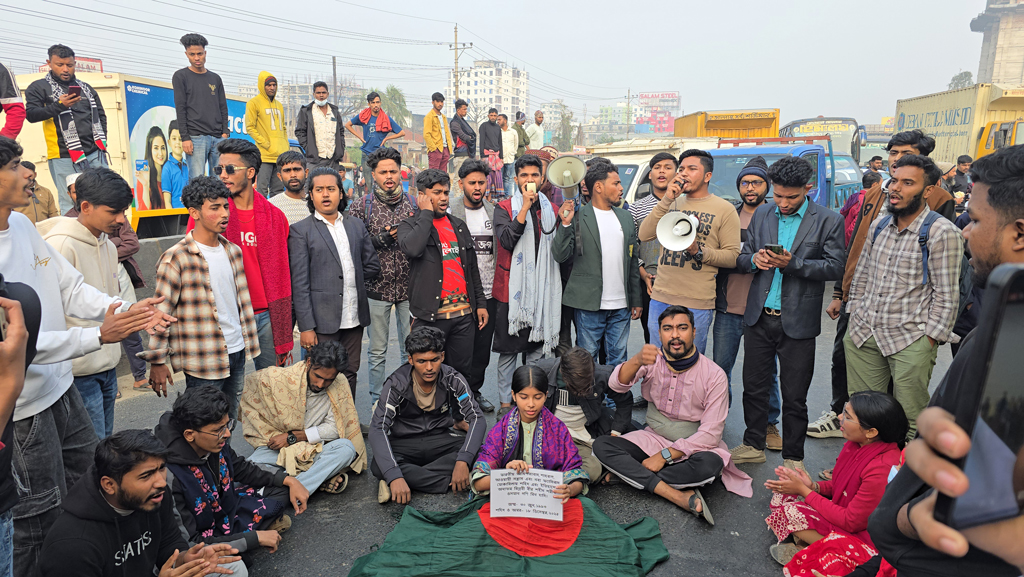 হাদির হত্যার বিচারের দাবিতে ঢাকা-চট্টগ্রাম মহাসড়ক অবরোধ