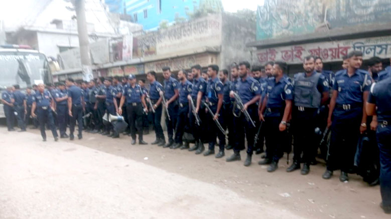 লে-অফ ঘোষণায় শ্রমিকদের বিক্ষোভ, ৮ কারখানা বন্ধ