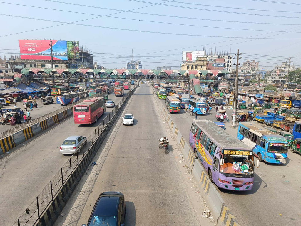 ঢাকা-চট্টগ্রাম মহাসড়কের শিমরাইল মোড় এলাকায় স্বাভাবিকভাবে চলছে যানবাহন। ছবি: আজকের পত্রিকা