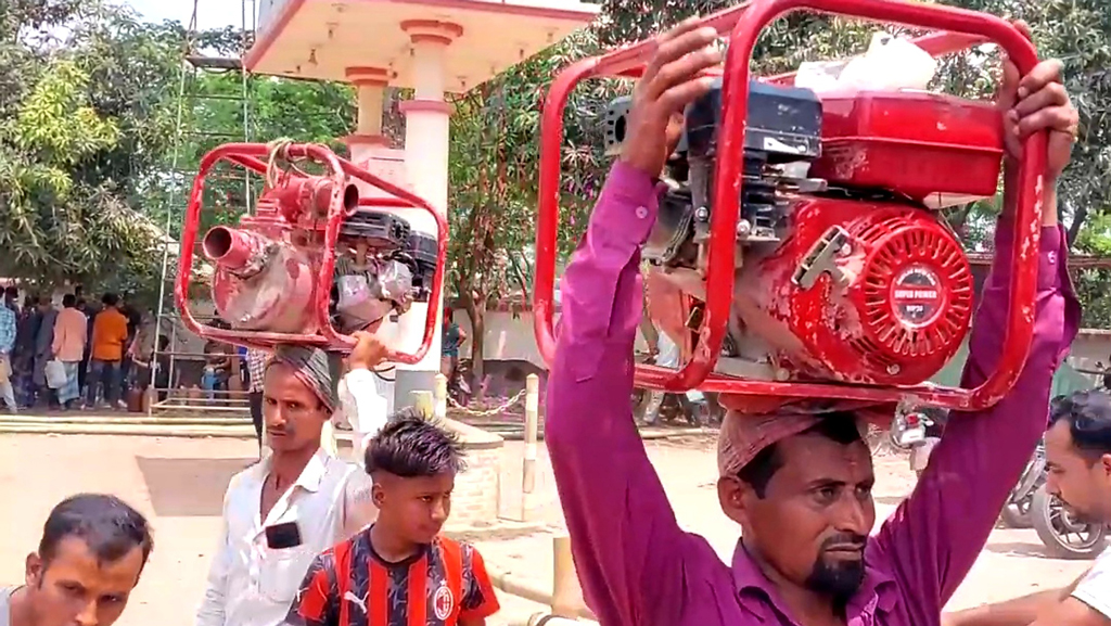 শ্যালো ইঞ্জিন নিয়ে পাম্পে কৃষক, ভিডিও ভাইরাল
