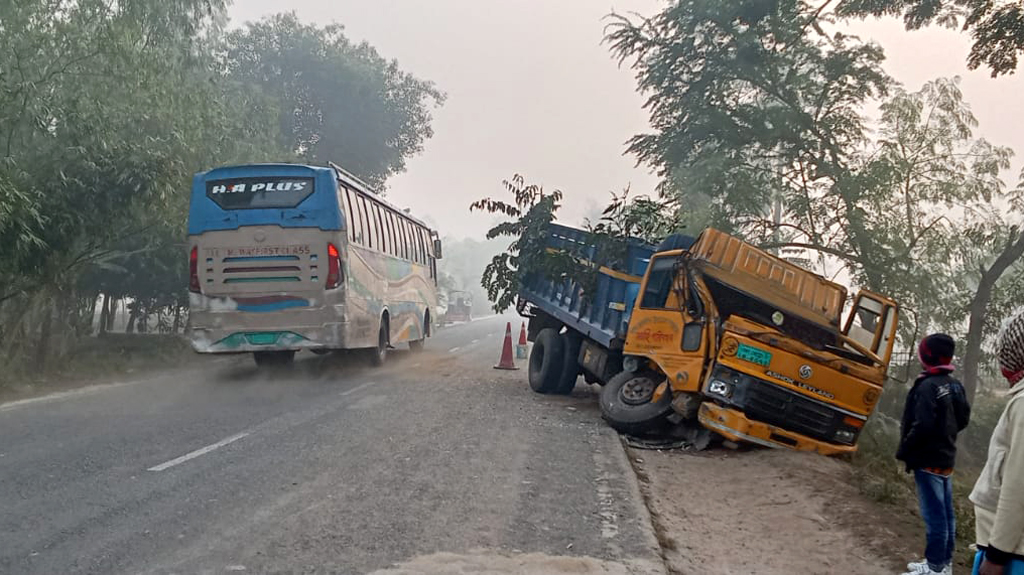 রংপুরে ঘন কুয়াশায় নৈশকোচ-ট্রাক সংঘর্ষ