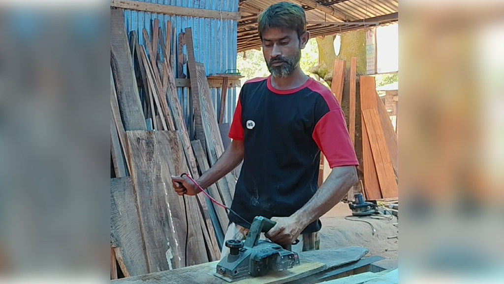 ৪৫ বছর বয়সে এসএসসি পাস, কাঠমিস্ত্রি নাসিমুলের স্বপ্নজয়ের গল্প