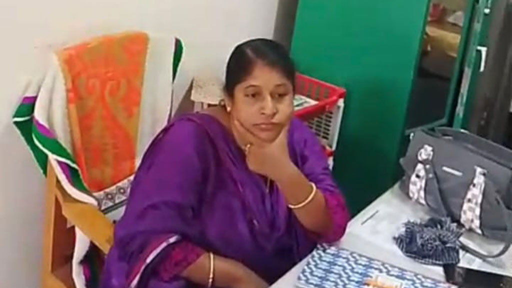 বঙ্গবন্ধুর ছবির ঘটনায় আলোচিত শিক্ষিকাকে দুর্ব্যবহারের জন্য বরখাস্ত