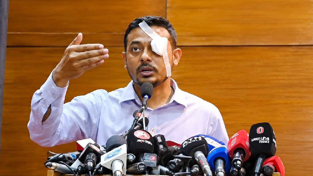 চোখে ব্যান্ডেজ বেঁধে নাসীরুদ্দীনের প্রতিবাদ