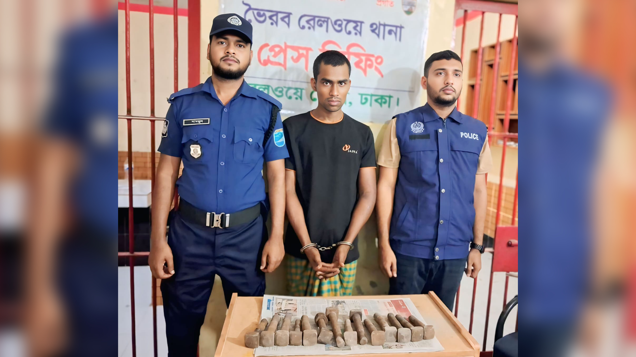 ভৈরবে রেললাইনের নাট-বল্টুসহ আটক যুবক, খুলেছিলেন ১৪টি