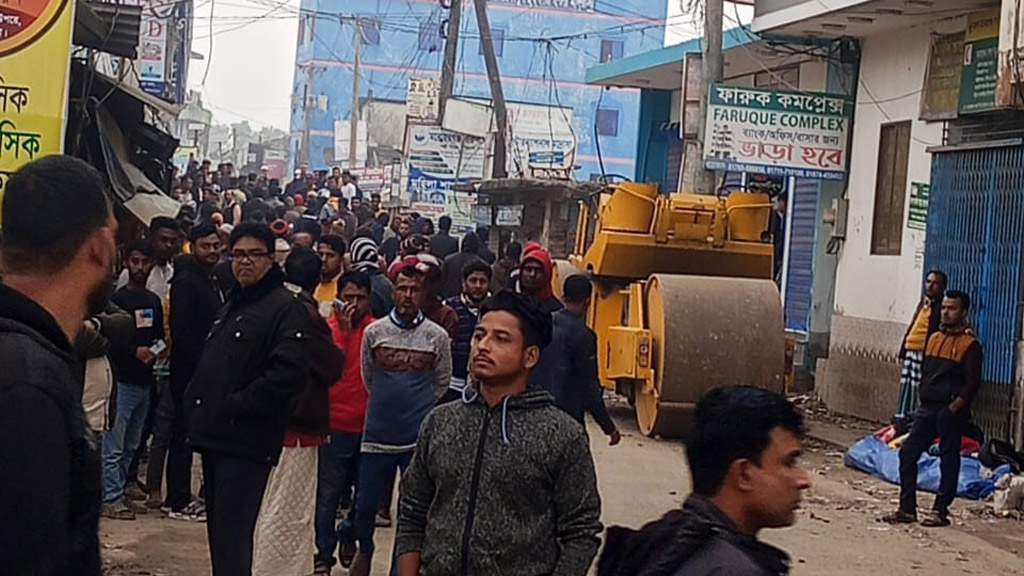 মনোহরগঞ্জে যুবদলের দুই গ্রুপের পাল্টাপাল্টি ধাওয়া ও সংঘর্ষ, আহত ১০