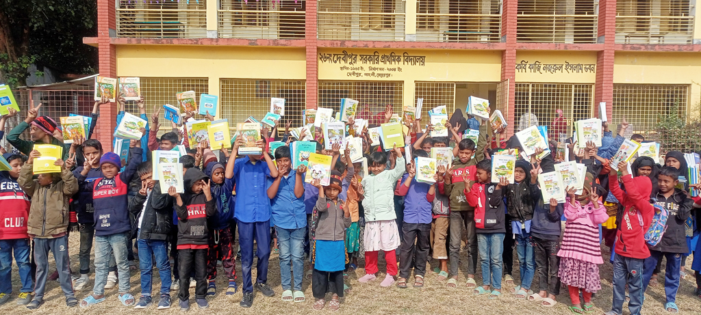 নতুন বছরের প্রথম দিনে বিনামূল্যে নতুন বই পেয়ে খুশিতে মেতে উঠেছে শিশুরা। সন্তানের হাতে নতুন বই দেখে খুশি অভিভাবক ও শিক্ষকেরাও। মেহেরপুরের গাংনী উপজেলার প্রাথমিক স্কুল থেকে ছবিটি তুলেছেন রাকিবুল ইসলাম।