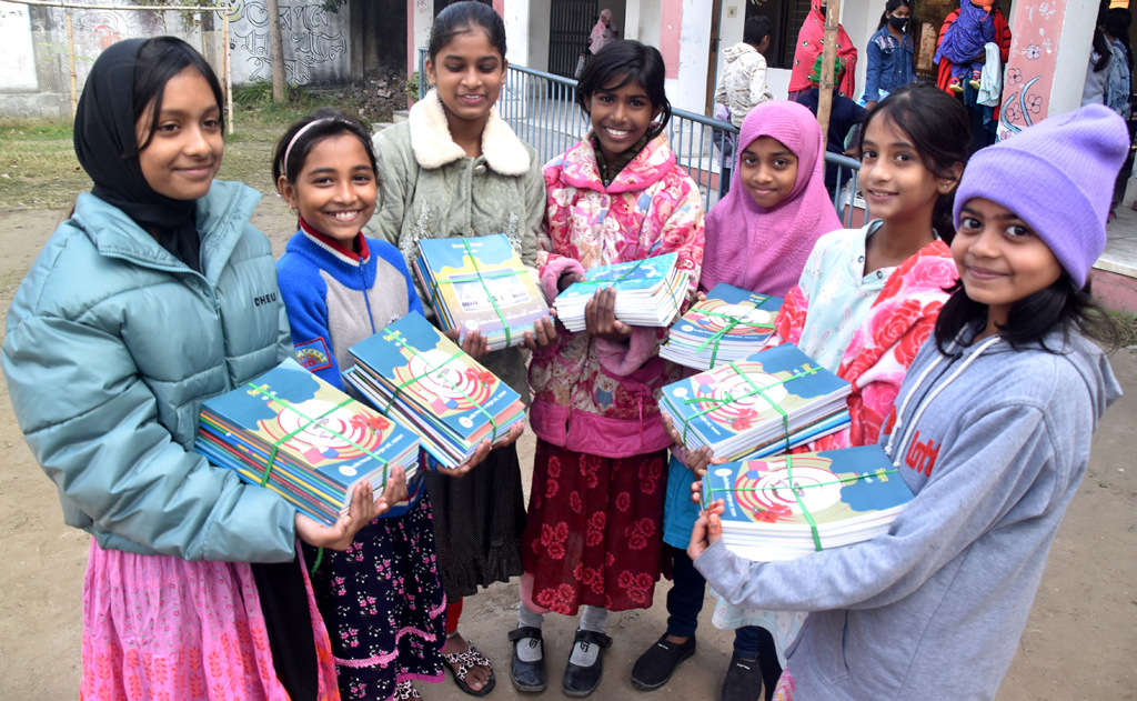 বছরের প্রথম দিনে নতুন বই হাতে শিক্ষার্থীরা। নতুন বই পেয়ে শিক্ষার্থীদের মুখে হাসি। রাজশাহীর মেহেরচন্ডী উচ্চ বিদ্যালয় থেকে ছবিটি তুলেছেন মিলন শেখ।