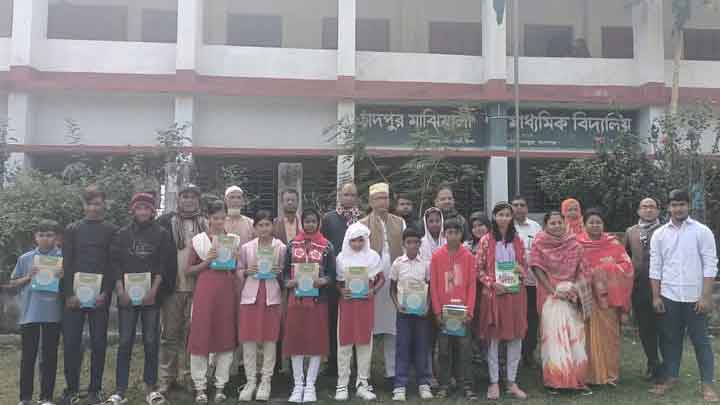 ৪র্থ ও ৭ম শ্রেণির শিক্ষার্থীরা পেল ৩ বই, বাকিরা ফিরল খালি হাতে